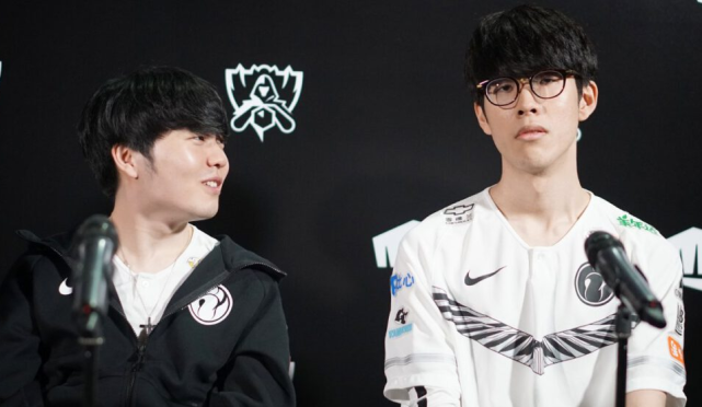 她在采访中 她在采访中